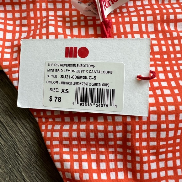 Solid & Striped bikini
THE REVERSIBLE IRIS BOTTOM - Picture 6 of 6